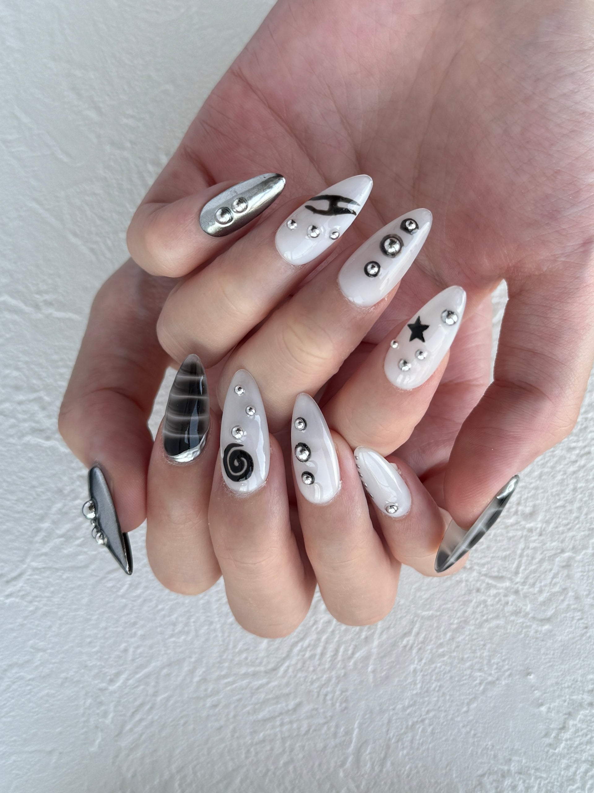 Black and silver press-on nail set – MonoSignal