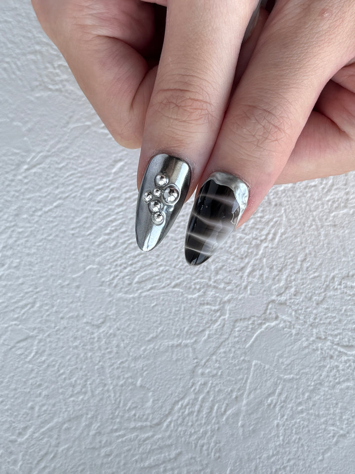 Black and silver press-on nail set – MonoSignal